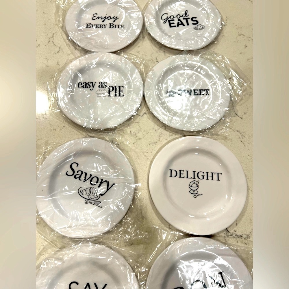 Set of 8 - 6” plastic dessert plates.